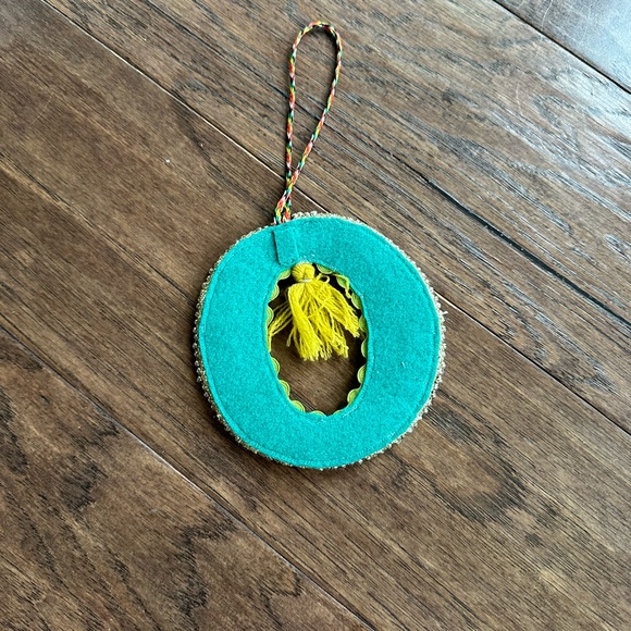 ⛄️ 50% off⛄️ Only 3 left!!! Felt Letter O Ornament /Present Topper - Picture 2 of 4